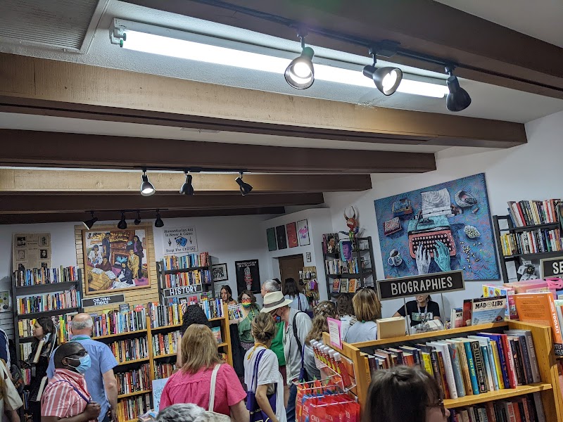 Palabras Bilingual Bookstore photo 2
