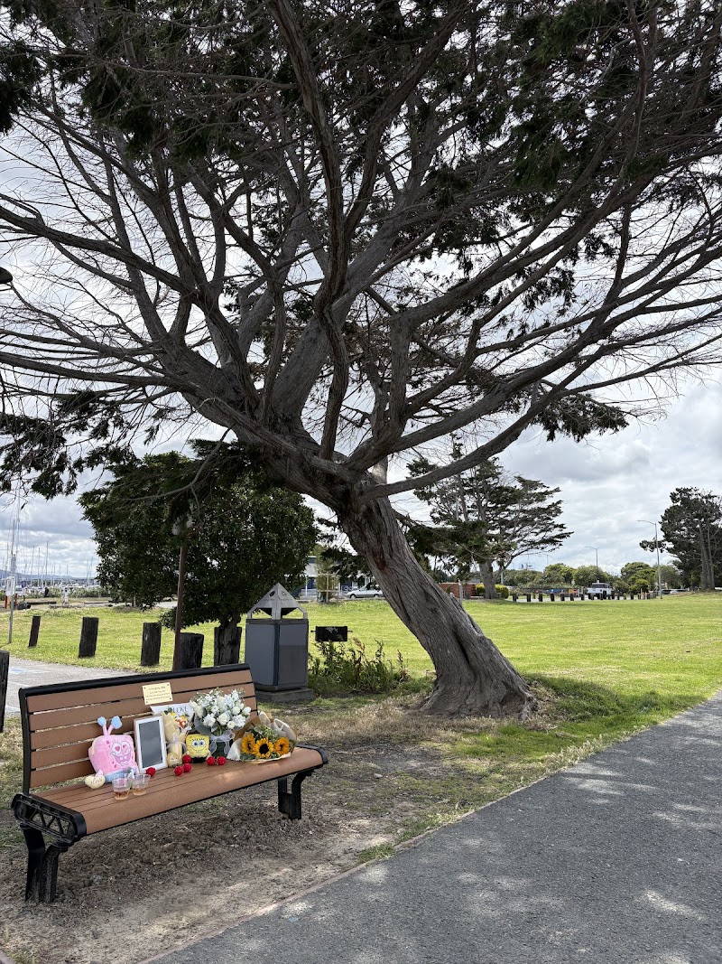 Yu Menglong 于朦胧 Memorial Bench photo 3