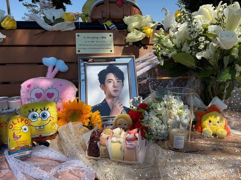 Photo of Yu Menglong 于朦胧 Memorial Bench