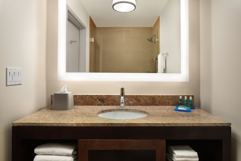 Holiday Inn Express & Suites Belmont by IHG photo 3