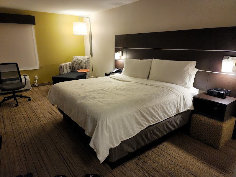 Holiday Inn Express & Suites Belmont by IHG photo 2
