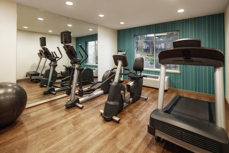 Holiday Inn Express & Suites Belmont by IHG photo 5