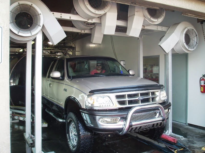 7 Flags Express Car Wash photo 5