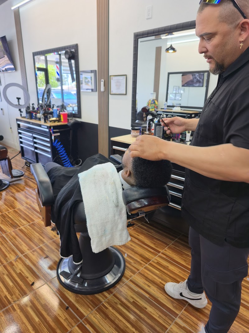 El Tiburón Barbershop photo 4