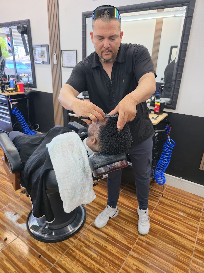 El Tiburón Barbershop photo 2