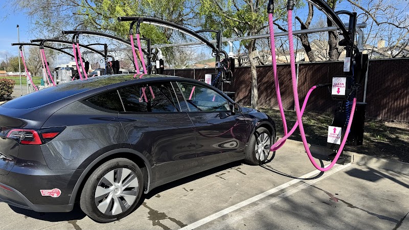 LUV Car Wash - Broadway photo 3
