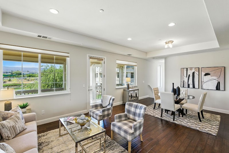 Kelly Radetich Global Real Estate Advisor photo 3