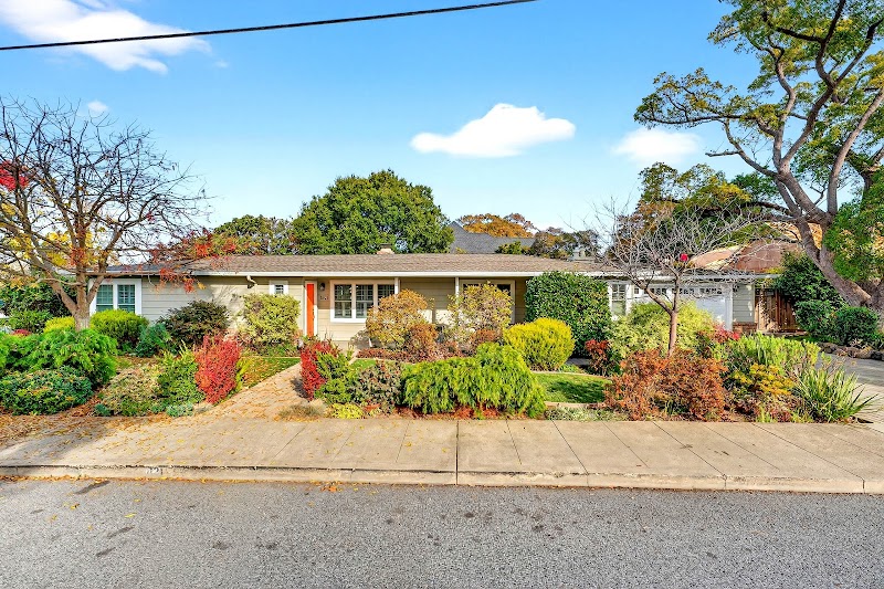 Kelly Radetich Global Real Estate Advisor photo 4