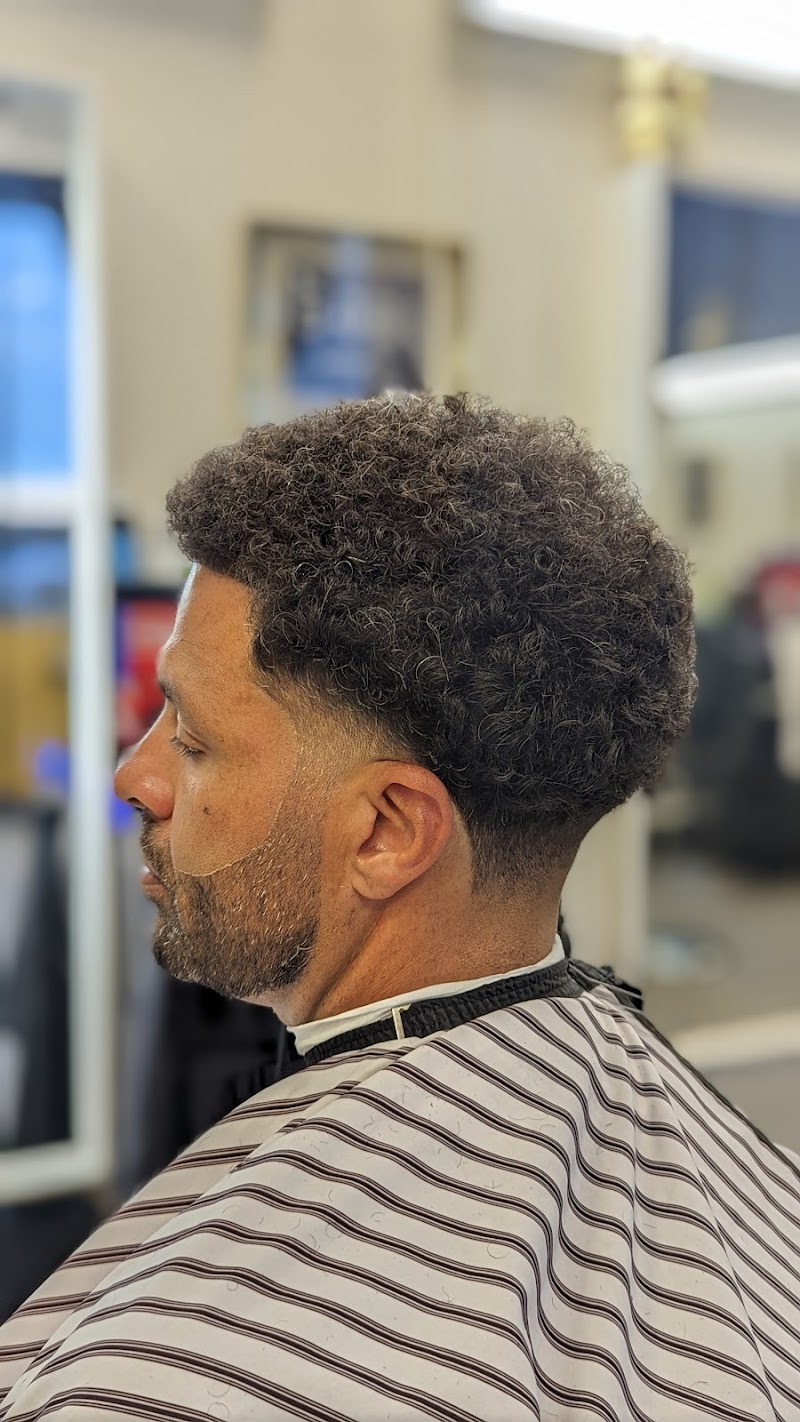 Black & Gold Barber Lounge photo 4