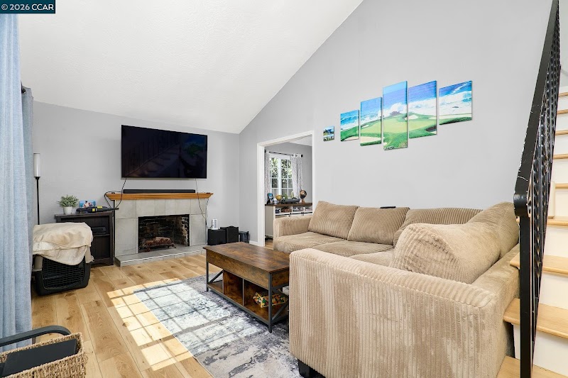 Amber Hom Realm Real Estate photo 4
