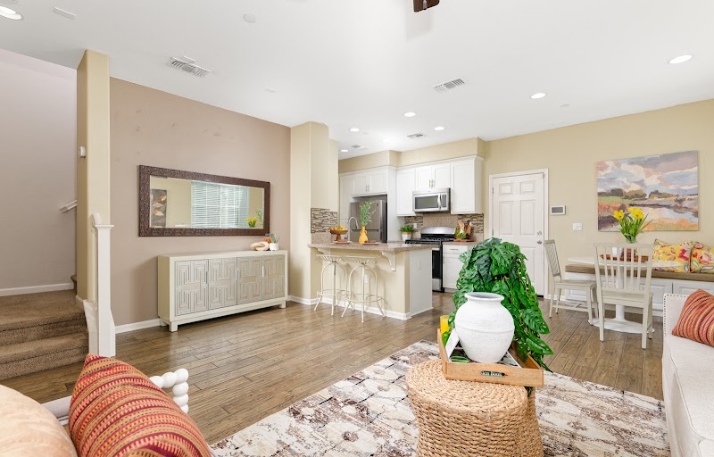 Amber Hom Realm Real Estate photo 2