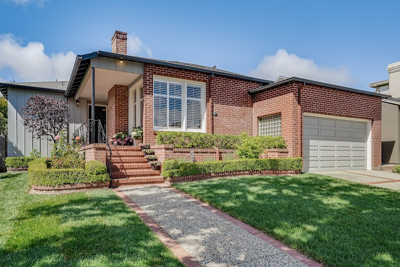 Kelly McSweeney, REALTOR photo 2