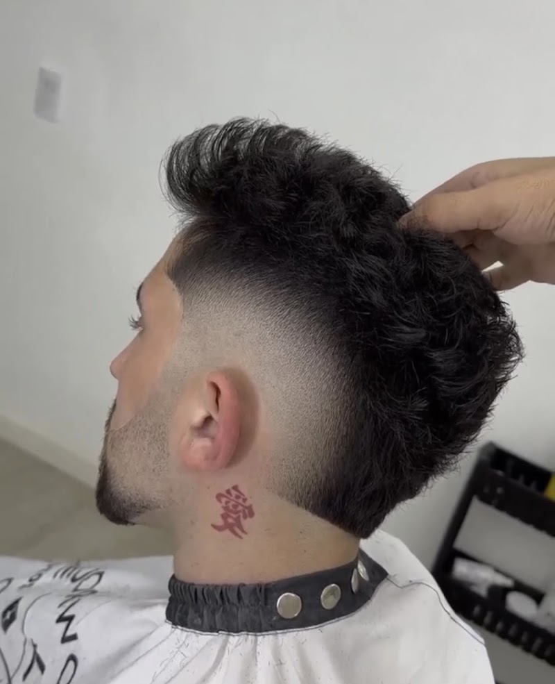 Hamed cuts barber shop photo 2