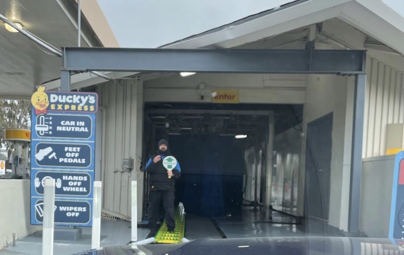 Ducky's Car Wash at Shell Sausalito photo 5