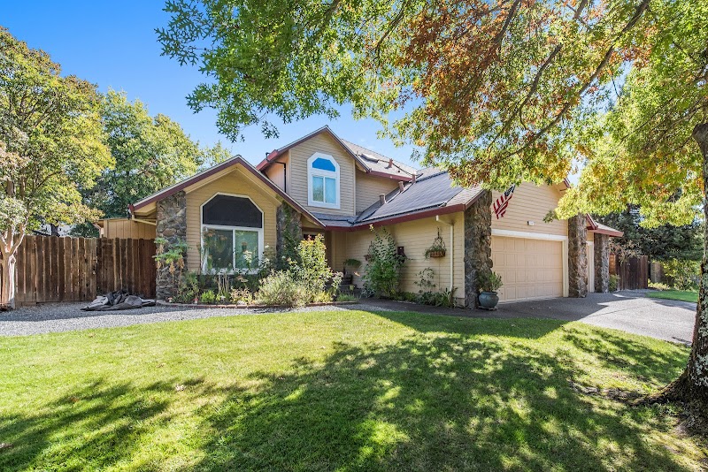 Photo of Christen Hamilton Realtor | Compass DRE #01437477