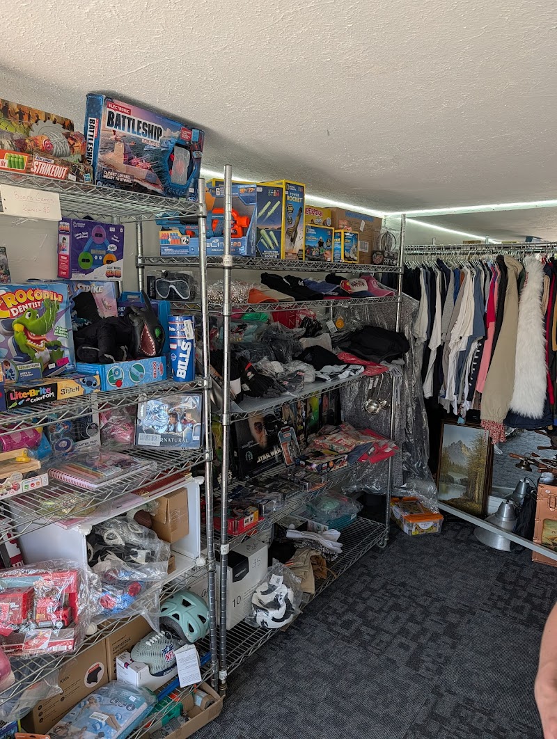 LOZZY’S Retro Resale thrift store photo 5