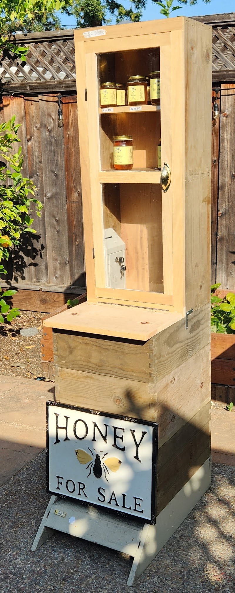 Dave's Backyard Bees - www.davesbackyardbees.com photo 2