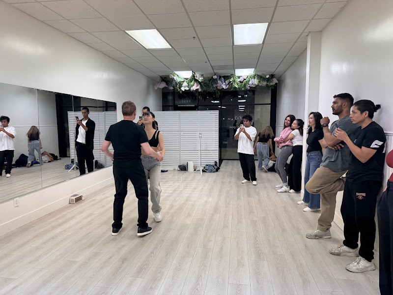 Hola Bachata Dance School (Emily & Tonnam) photo 2