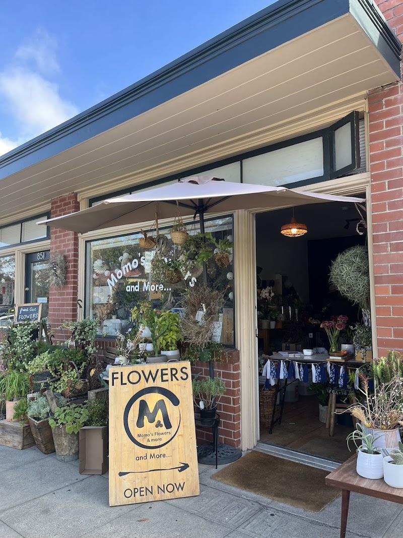Momo's Flowers and More