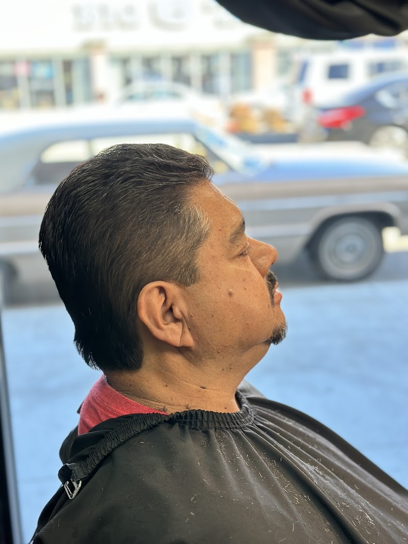 Bueno’s Barbershop photo 4