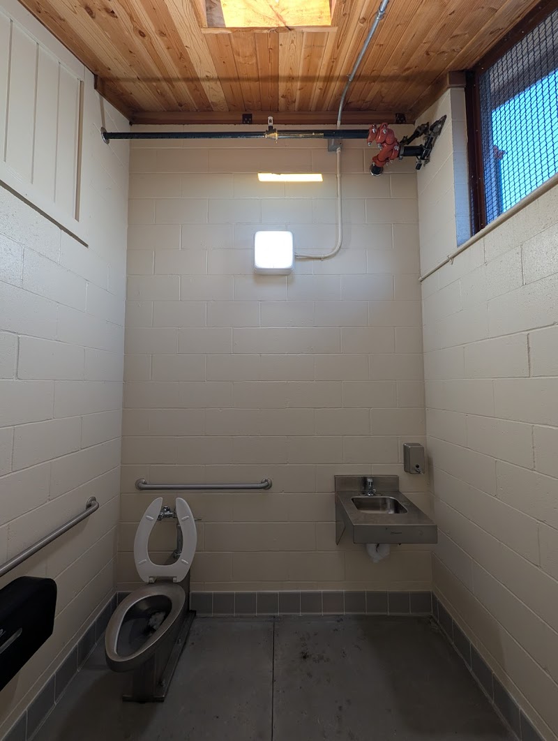 Public Bathroom photo 4