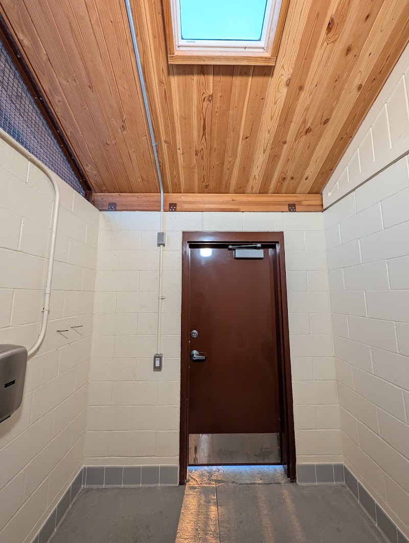 Public Bathroom photo 3