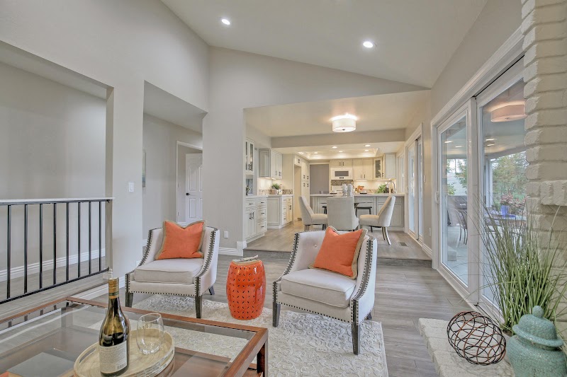 Elena Mendelson, MBA REALTOR with Compass photo 2