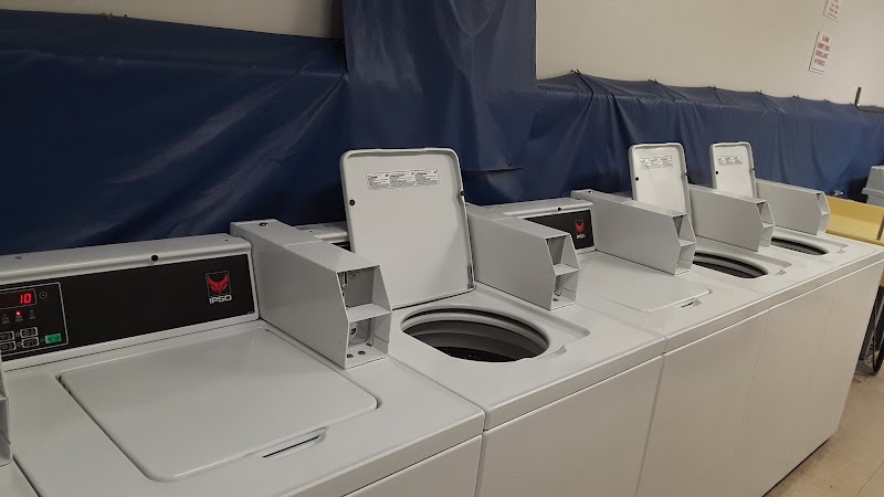 SUDS AND SURF LAUNDROMAT photo 4