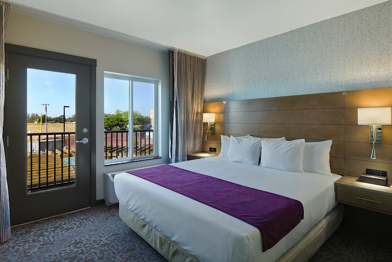 Oxford Suites Sonoma County - Rohnert Park photo 2