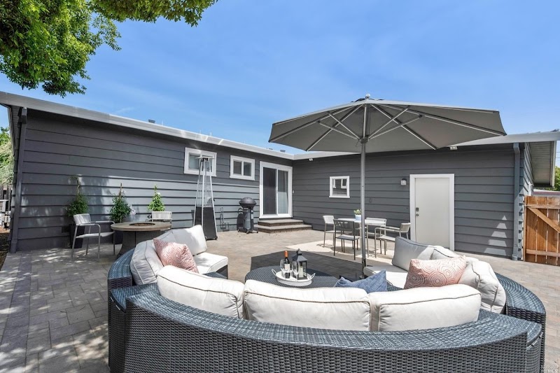 Kellie Larson Luxury Home Expert photo 4