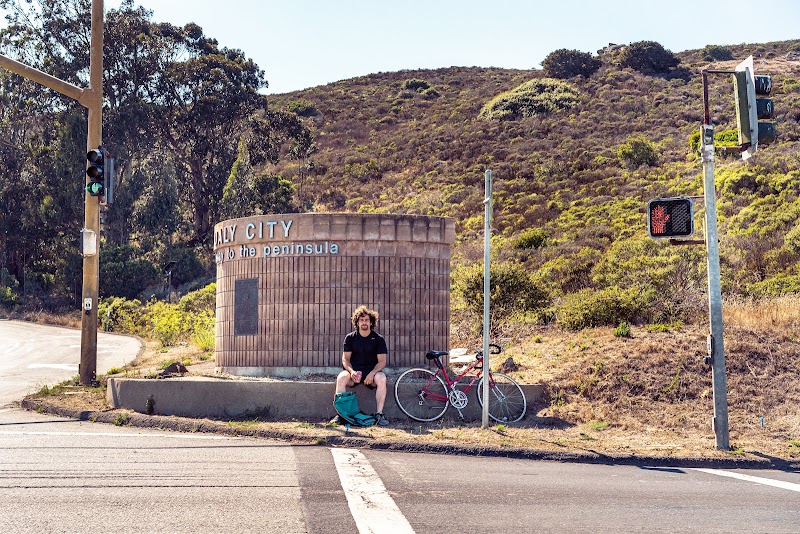 Photo of daly city sign (gateway to the peninsula