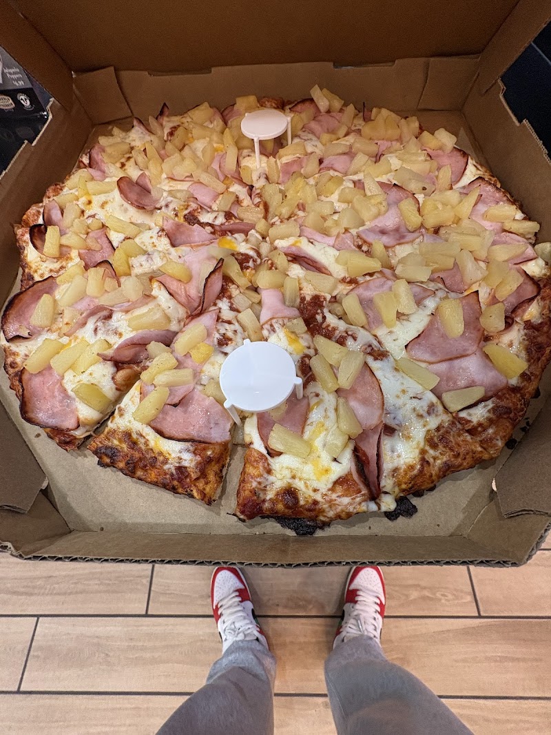 Round Table Pizza photo 5
