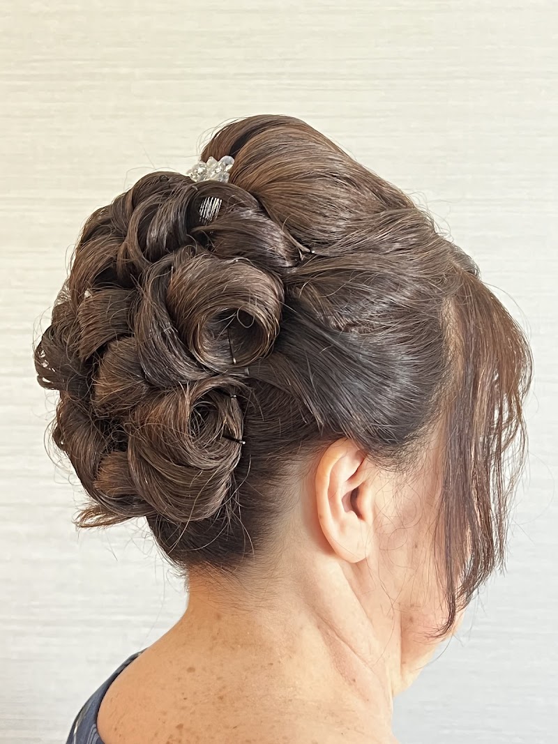 Hidden Beauty Salon. (( Booksy online photo 3