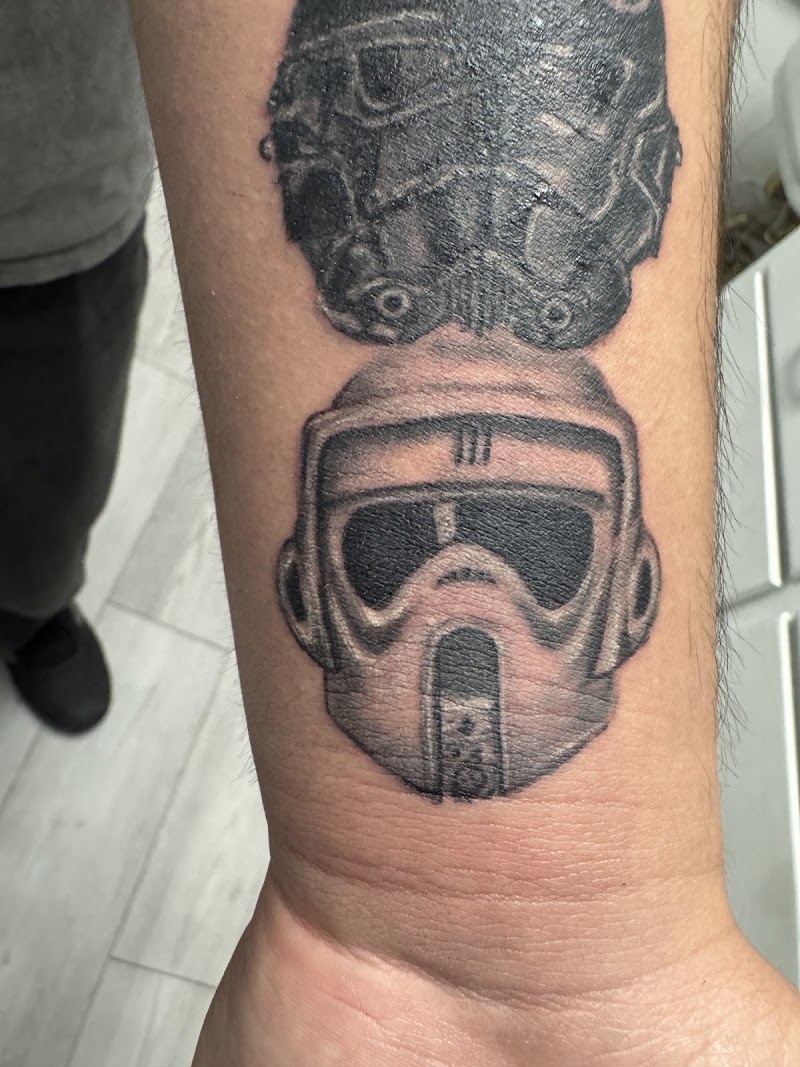 Goldline Tattoo and Body Piercing photo 4