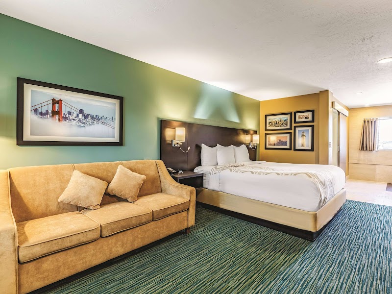La Quinta Inn & Suites by Wyndham San Francisco Airport West photo 2