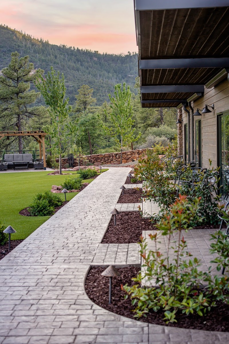 Lodge at 5600 photo 4