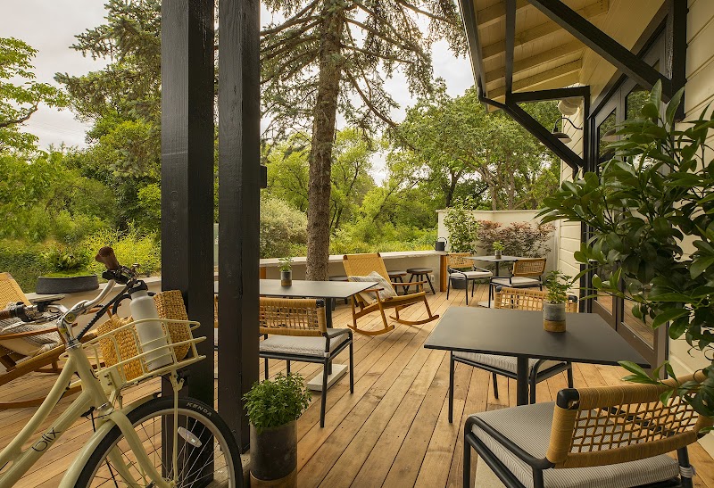 The Porch at MacArthur Place photo 5