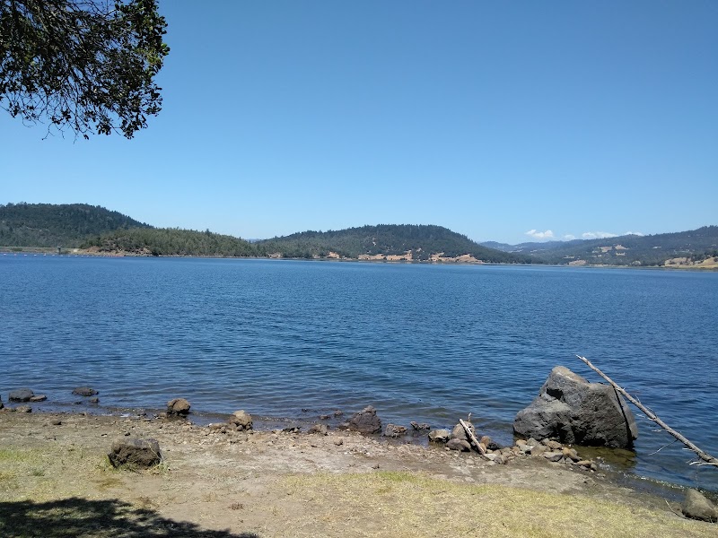 Lake Hennesy beach photo 3