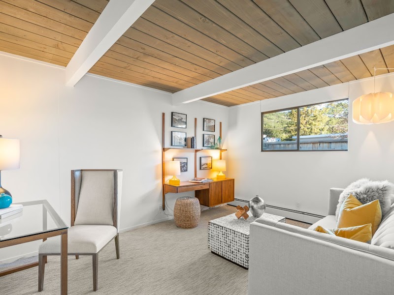 Phoebe Reyes Realtor photo 2