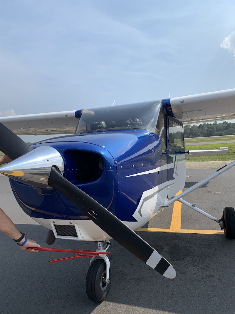 Leesburg International Airport photo 4