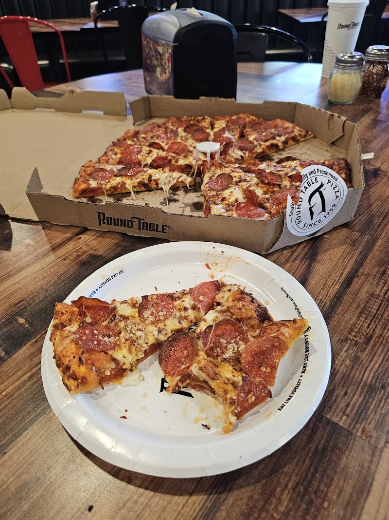 Round Table Pizza photo 3