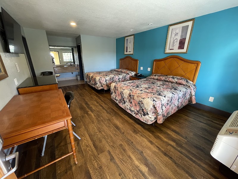 Travelers Inn photo 2