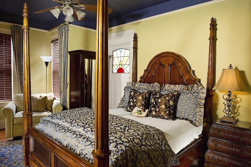 Cedar House Inn Victorian Bed & Breakfast photo 2