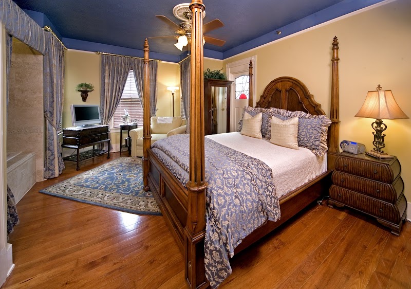 Cedar House Inn Victorian Bed & Breakfast photo 4