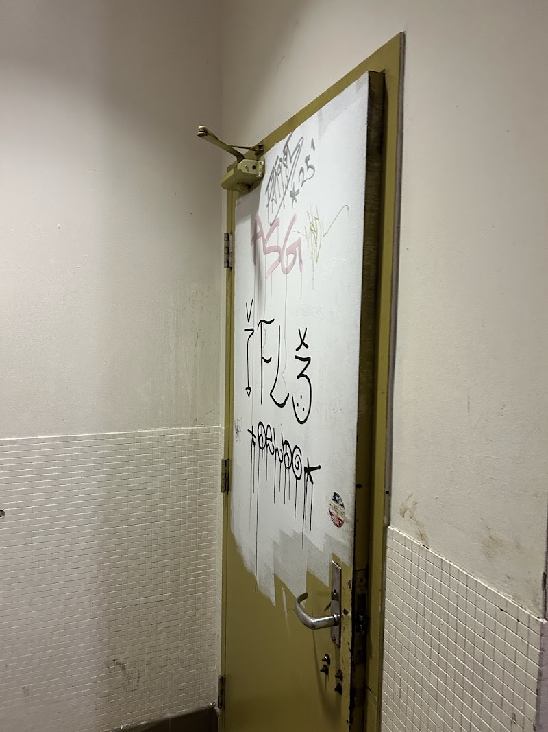 Public Restroom photo 2