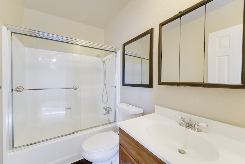Harbor Breeze Apartments photo 2
