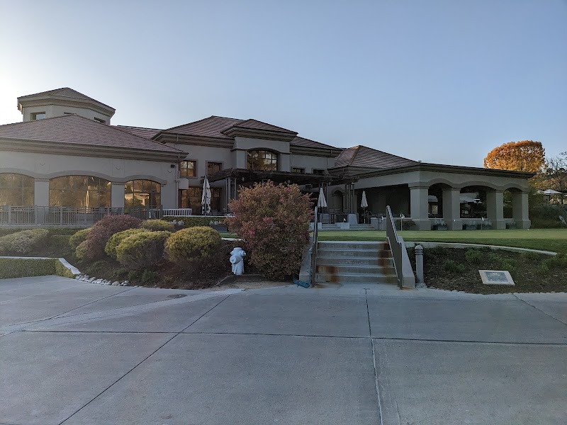 Round Hill Country Club photo 3