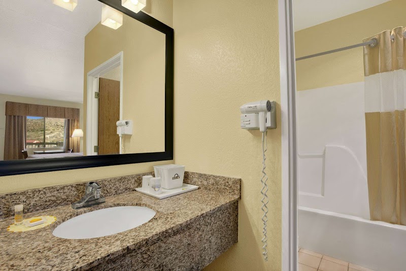 Days Inn by Wyndham Globe photo 4