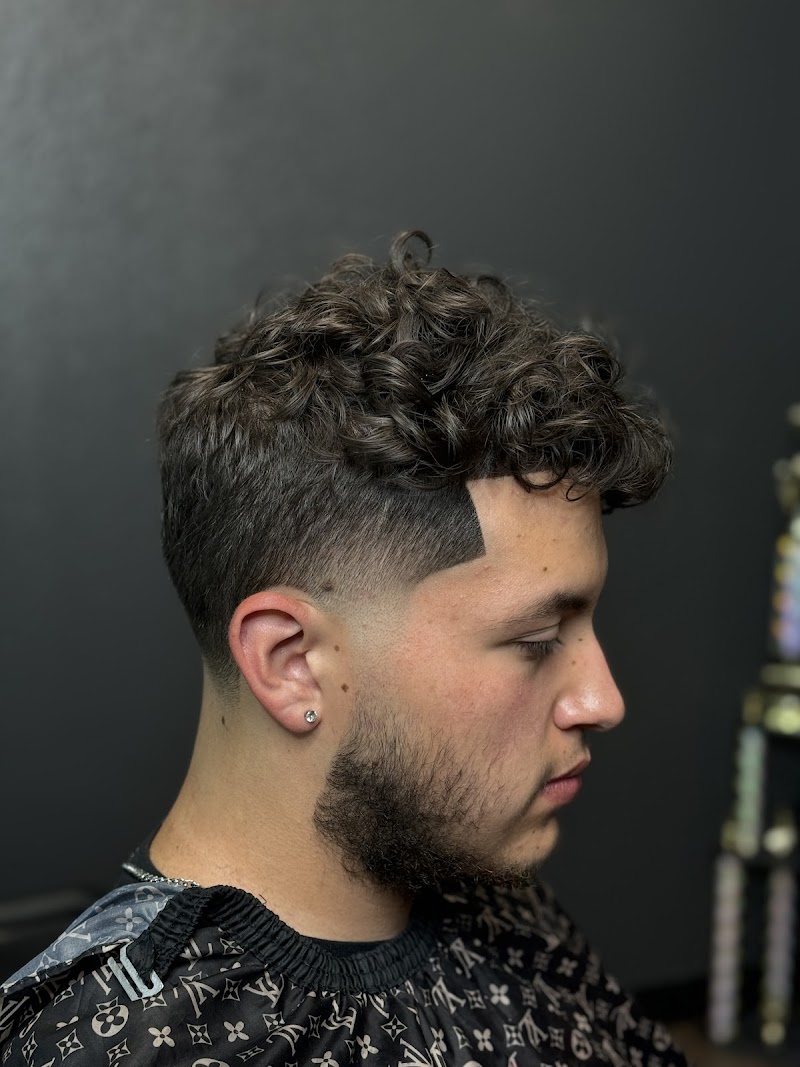 Luxurious Barber Lounge photo 2