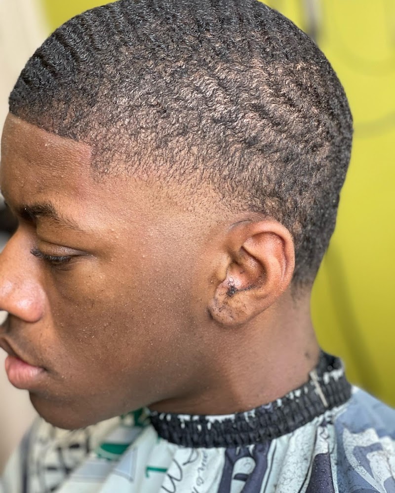 Exquisite Men's Xperiences Barber & Shave Bar photo 3